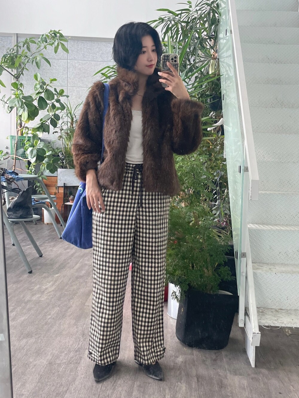 ブラウン系のその他パンツ、ブラウン系のブルゾンを着用したレディースの秋コーディネートの1枚目の写真