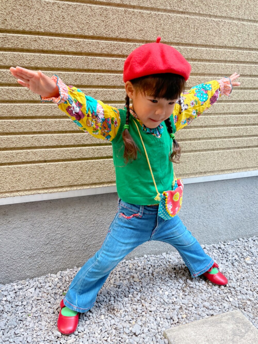 「レトロ、ベレー帽、三つ編み、フレアパンツ、デニム、ブラウス」｜「BOOFOOWOOのアイテム（ハンチング/ベレー帽、レッド系）」を使った、ちけぱるさん（キッズ・100cm）の秋コーディネートの1枚目の写真