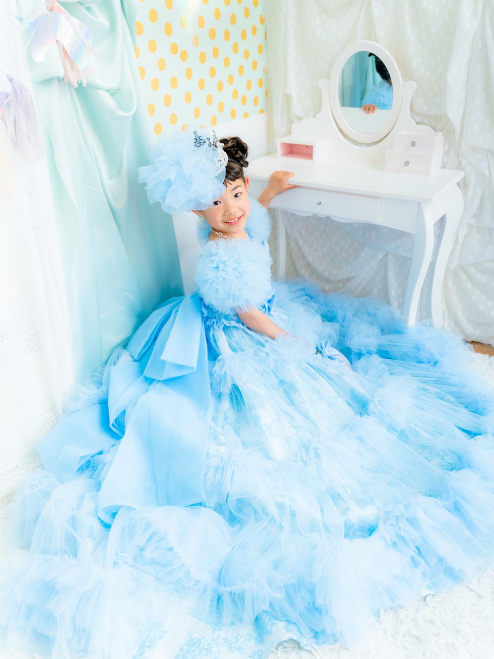 ブルー系のドレスを着用したキッズの春コーディネートの1枚目の写真