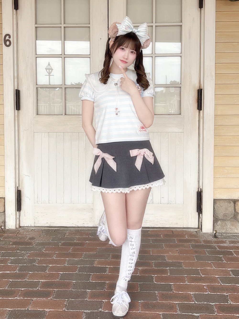 ホワイト系のカーディガン/ボレロ、ブルー系のトップス、グレー系のスカートを着用したレディースの春コーディネートの1枚目の写真