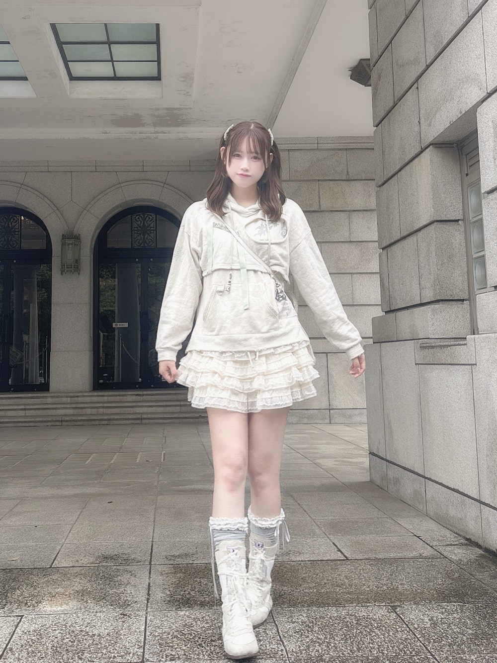 ベージュ系のその他パンツ、ホワイト系のパーカー、ホワイト系のブーツを着用したレディースの秋コーディネートの1枚目の写真
