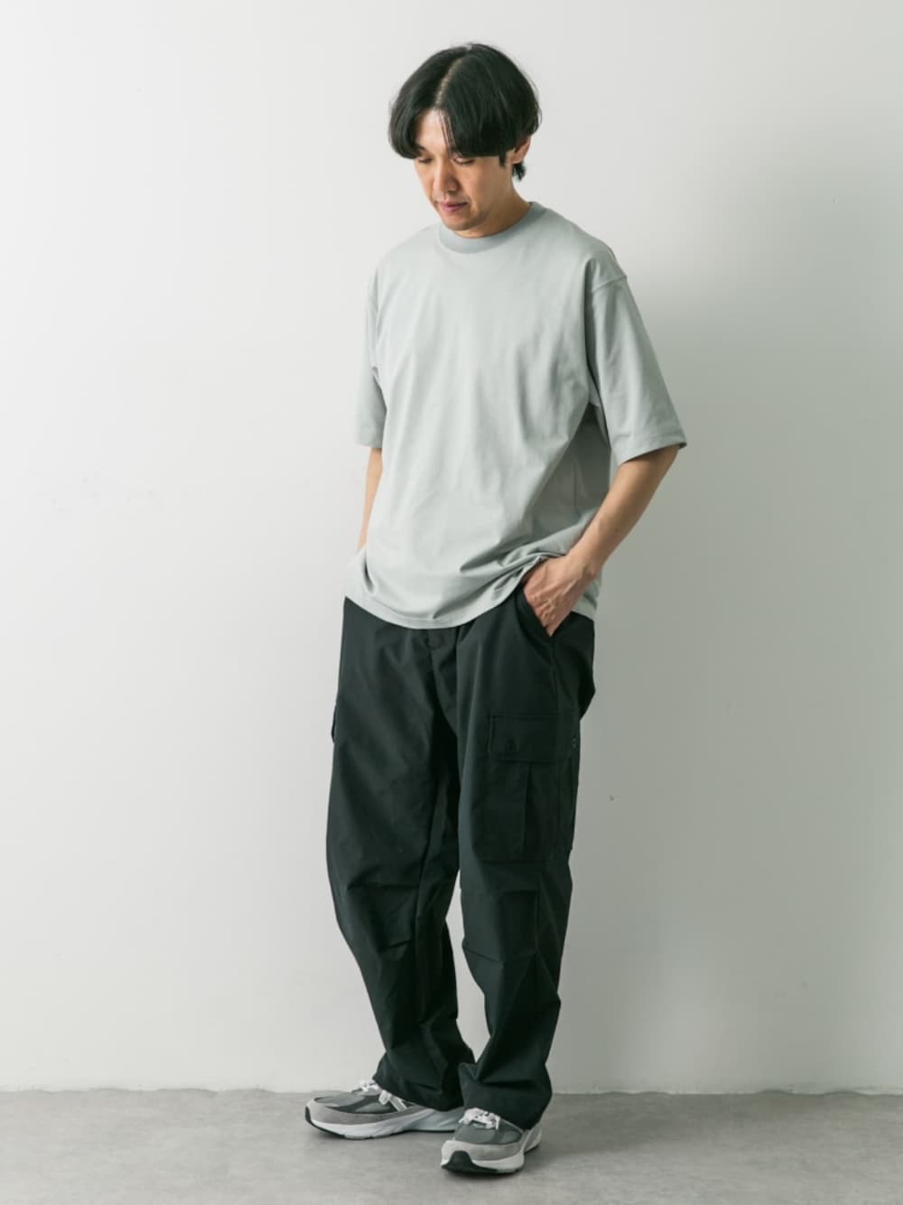 「春、シンプルコーデ、オトナカジュアル、カジュアルコーデ、春服コーデ、夏コーデ、休日スタイル、春夏コーデ、カーゴパンツ、ドアーズ、DOORS」｜「URBAN RESEARCH DOORSの『Sサイズ/WEB限定』『吸水速乾』『接触冷感』『イージーケア』クイックドライ ショートスリーブT（Tシャツ/カットソー、グレー系）」を使った、Taniさん（メンズ・172cm）の春コーディネートの1枚目の写真