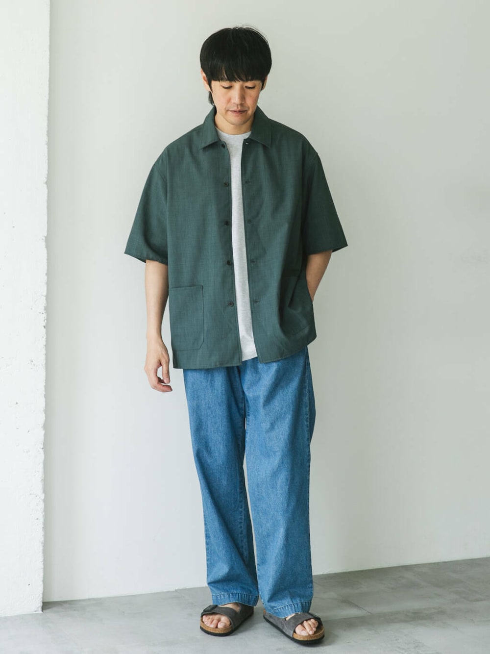「デニム、イージーパンツ、半袖シャツ、doors、URTECH、機能性素材、イージートラウザー、hanes、ショートスリーブシャツ、リネンブレンド、dryluxe」｜「HANESの『別注』Hanes×DOORS　BEEFY-T DOORS FIT Short-Sleeve（Tシャツ/カットソー、グレー系）」を使った、Taniさん（メンズ・172cm）の夏コーディネートの1枚目の写真