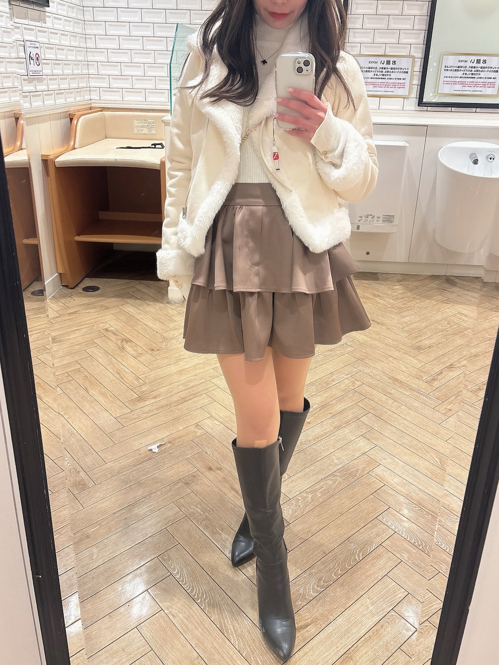 「RESEXXYのアイテム（ムートンコート、ホワイト系）」を使った、Miinaさん（レディース・162cm）の冬コーディネートの1枚目の写真