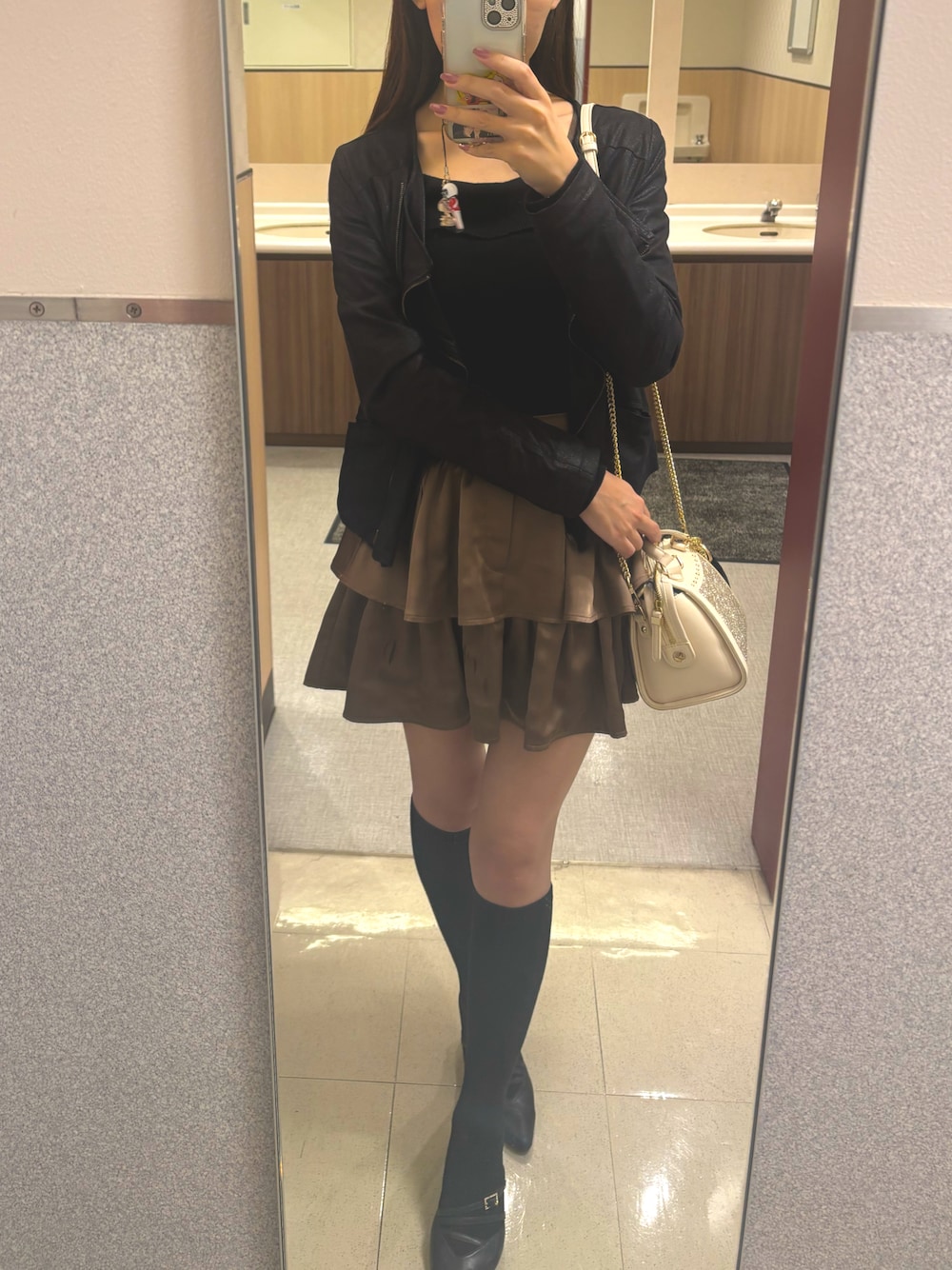 「sheinのアイテム（Tシャツ/カットソー、ブラック系）」を使った、Miinaさん（レディース・162cm）の春コーディネートの1枚目の写真