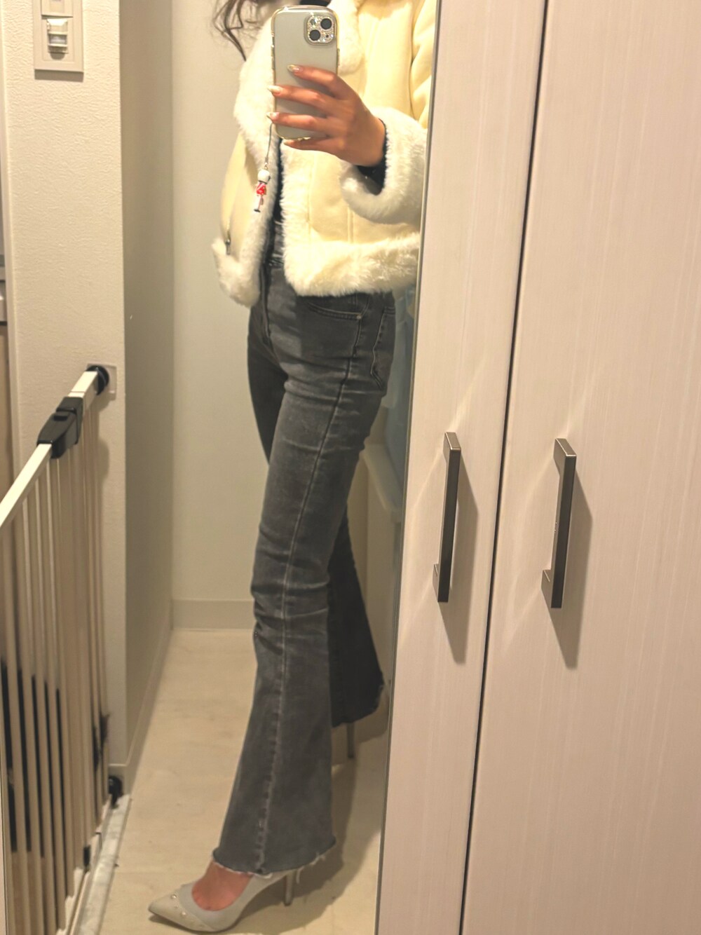 「sheinのアイテム（デニムパンツ、グレー系）」を使った、Miinaさん（レディース・162cm）の冬コーディネートの1枚目の写真