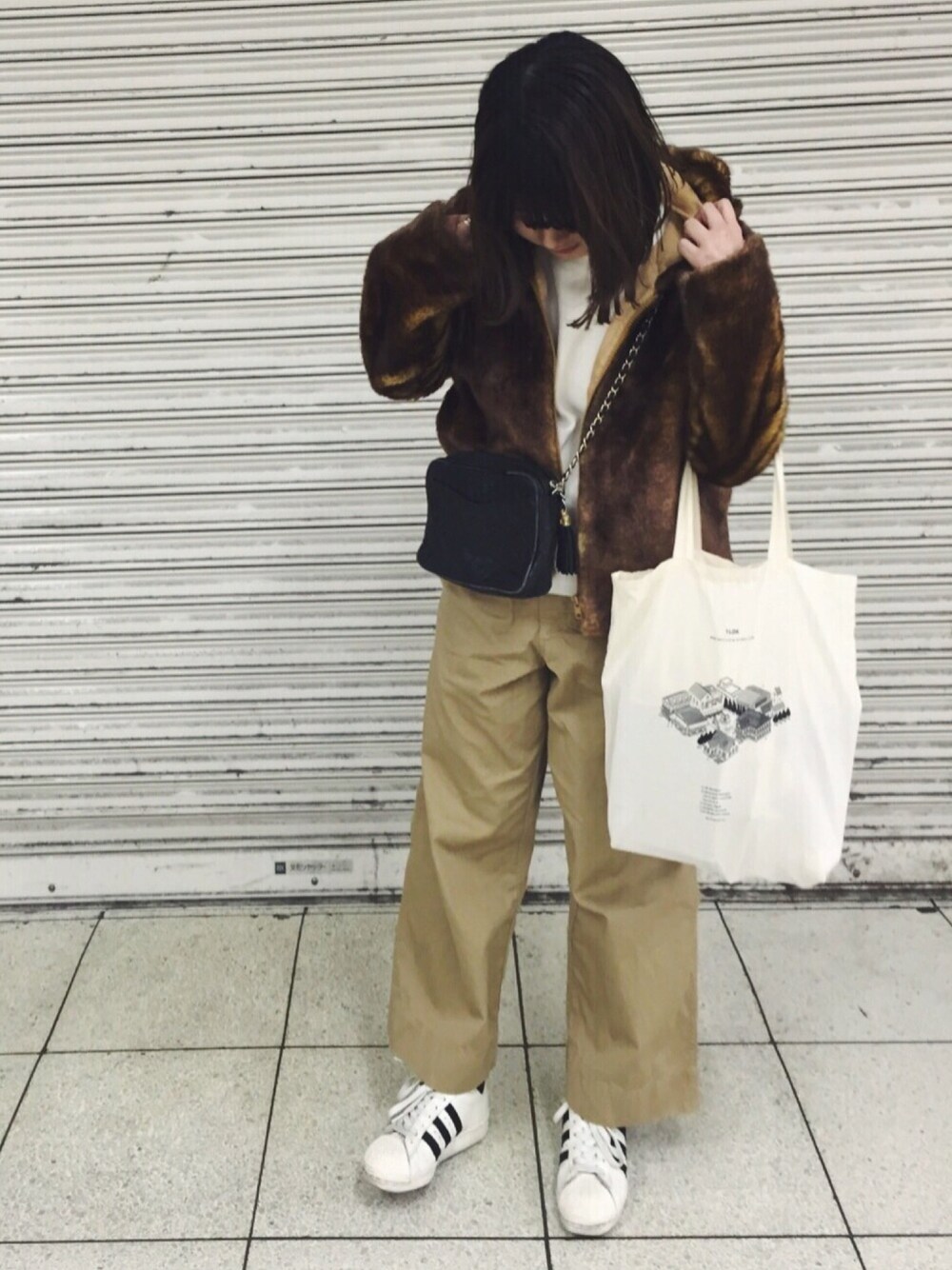 「adidas、chanel、ファーコート、beamsboy、1ldk、キルティング、チノパン」｜「1LDKのアイテム（エコバッグ/サブバッグ、ホワイト系）」を使った、サアヤさん（レディース・153cm）の冬コーディネートの1枚目の写真