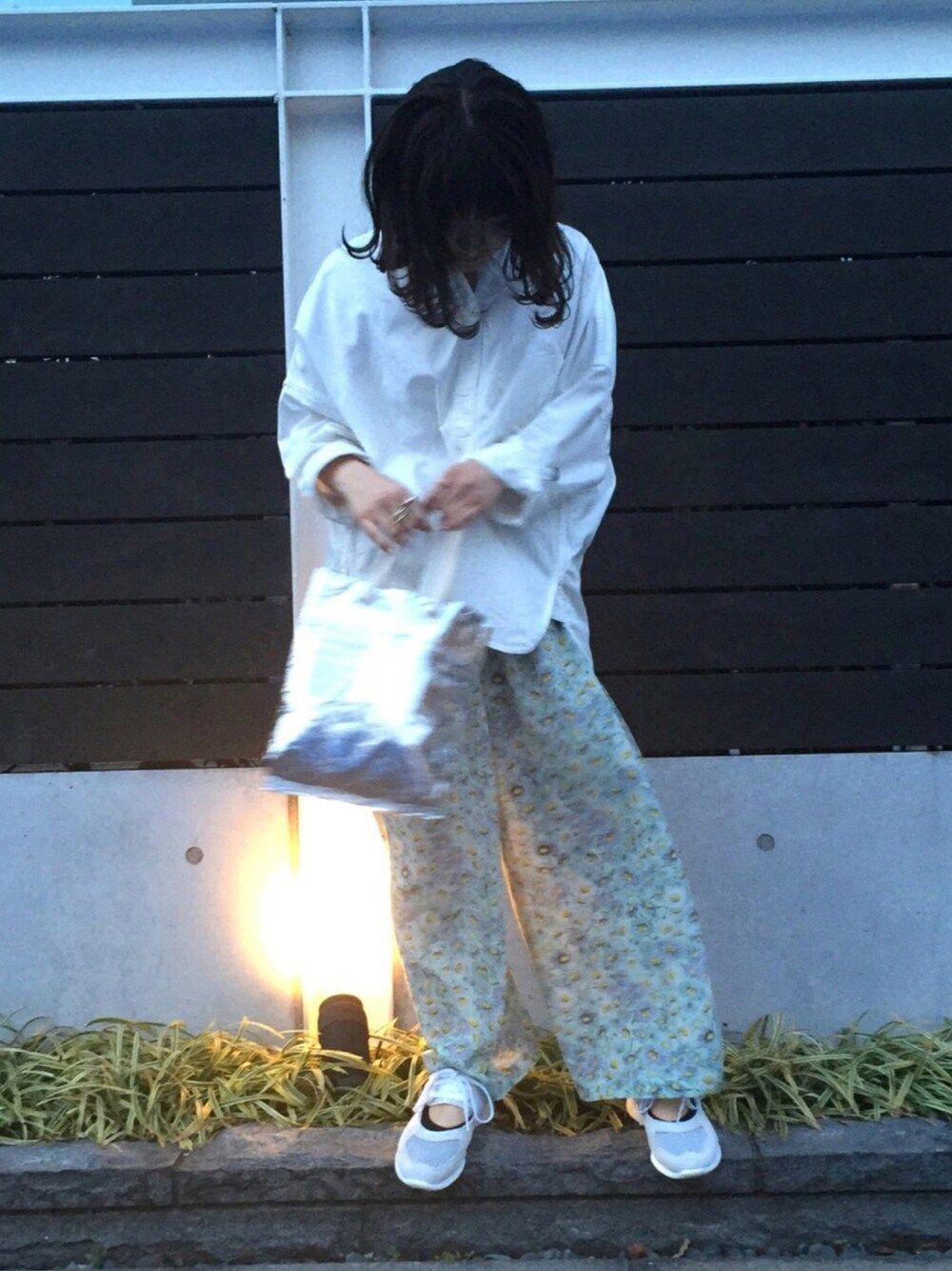 「ootd、オトナカジュアル、beautiful people、HYKE×adidas、HYKE、Pilgrim、きれいめカジュアル、柄パンツ、マーガレット柄」｜「IOSSELLIANIのIOSSELLIANI Classic 8Stacking Rings（リング、ゴールド系）」を使った、サアヤさん（レディース・153cm）の春コーディネートの1枚目の写真