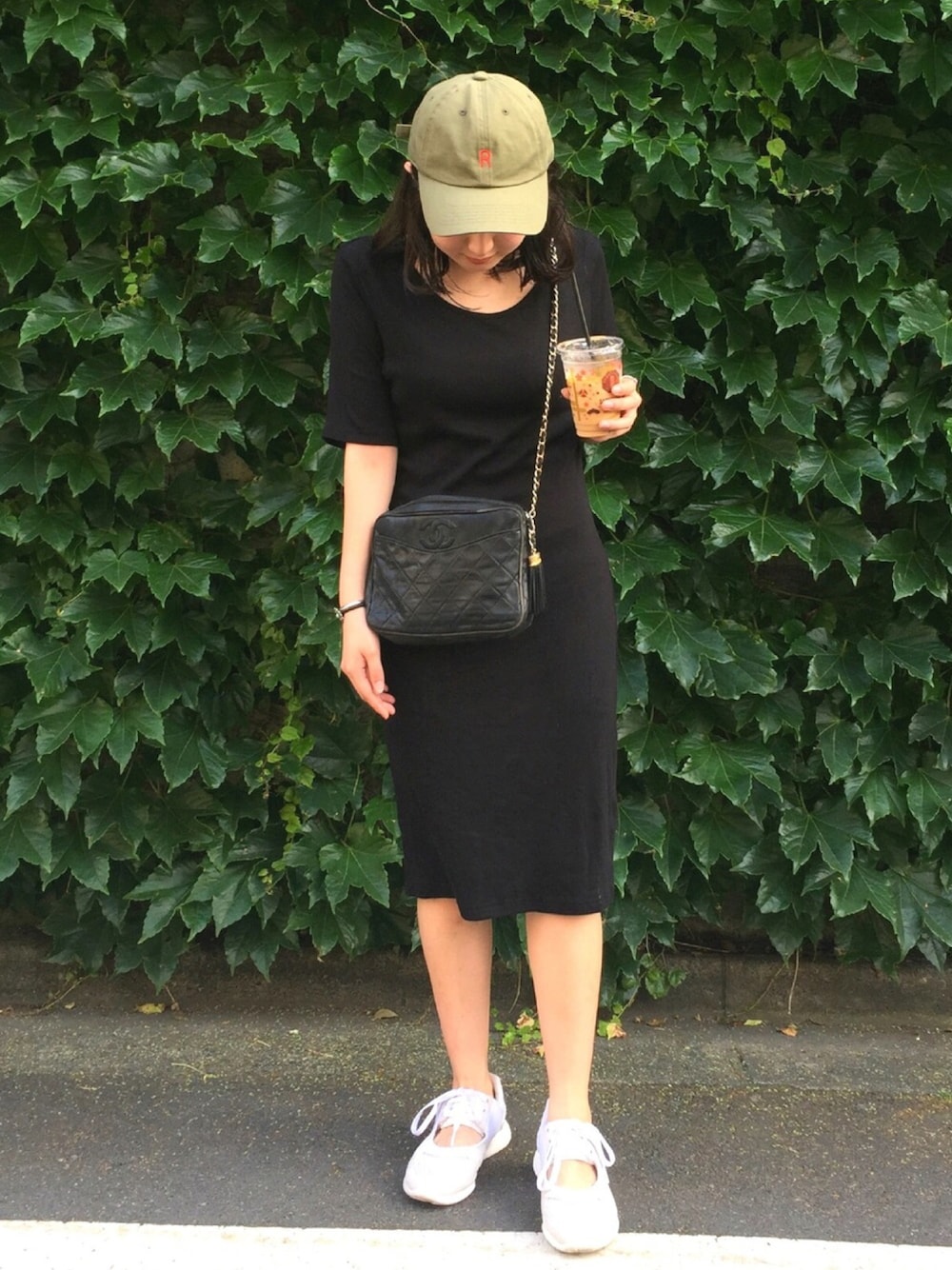 「夏コーデ、カジュアルコーデ、ラフ、キャップ、スニーカー、カーキ、ワンピース、chanel、キルティング」｜「HYKEのアイテム（スニーカー、ホワイト系）」を使った、サアヤさん（レディース・153cm）の夏コーディネートの1枚目の写真