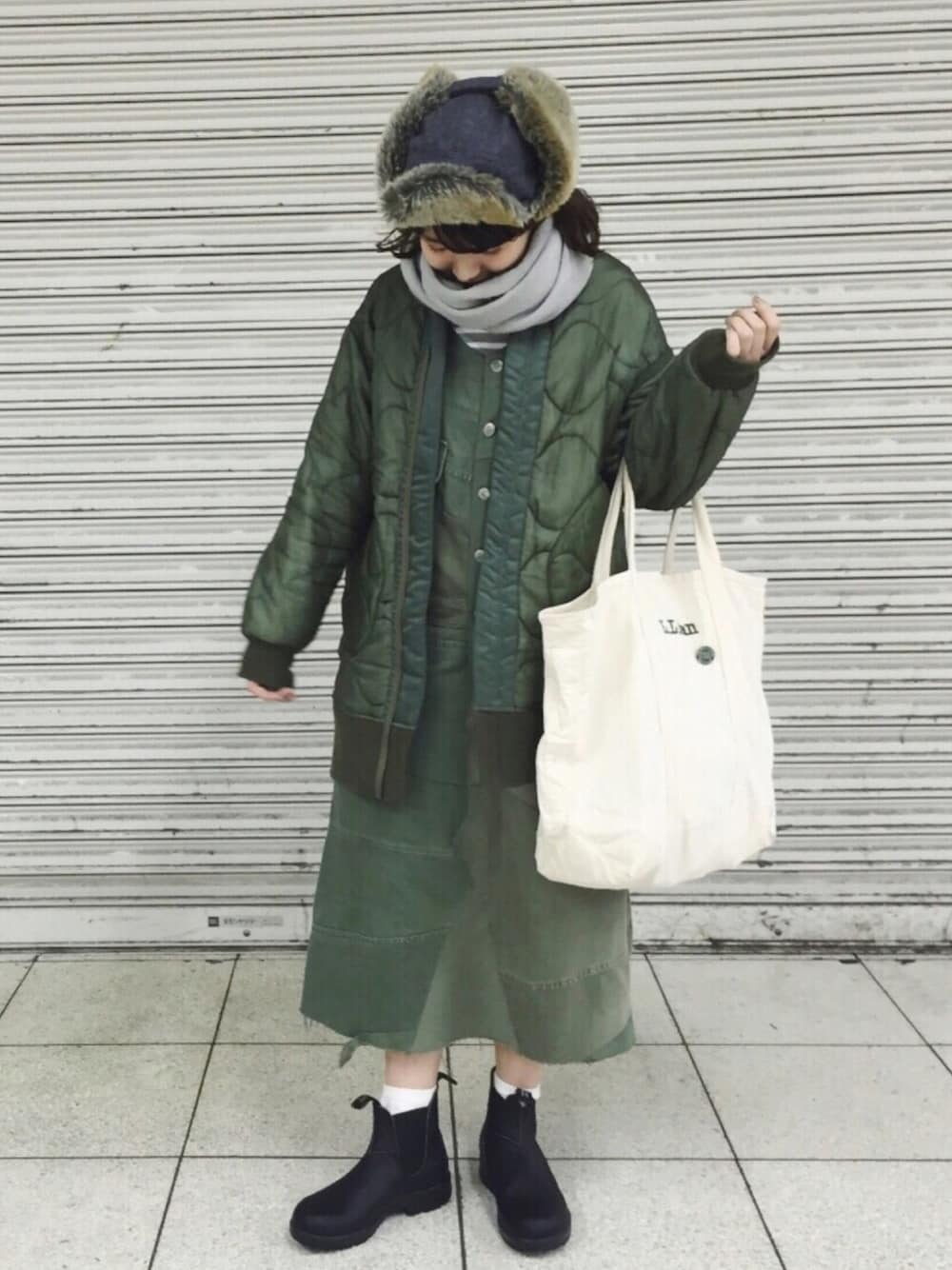 「ミリタリー、ブーツ、キルティング、キルティングジャケット、NEEDLES、l.l.bean、フライトキャップ、77circa、サイドゴアブーツ、キルティングコート」｜「77circaのアイテム（ブルゾン、グリーン系）」を使った、サアヤさん（レディース・153cm）の冬コーディネートの1枚目の写真