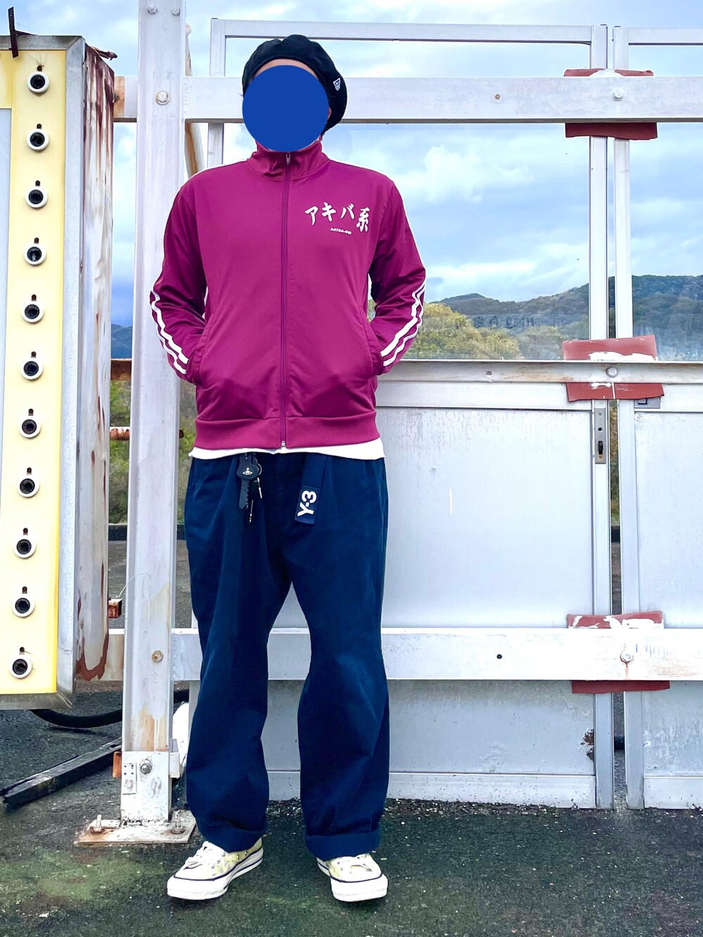 ブラウン系のジャージ、ホワイト系のTシャツ/カットソー、ブルー系のチノパンツを着用したメンズの春コーディネートの1枚目の写真