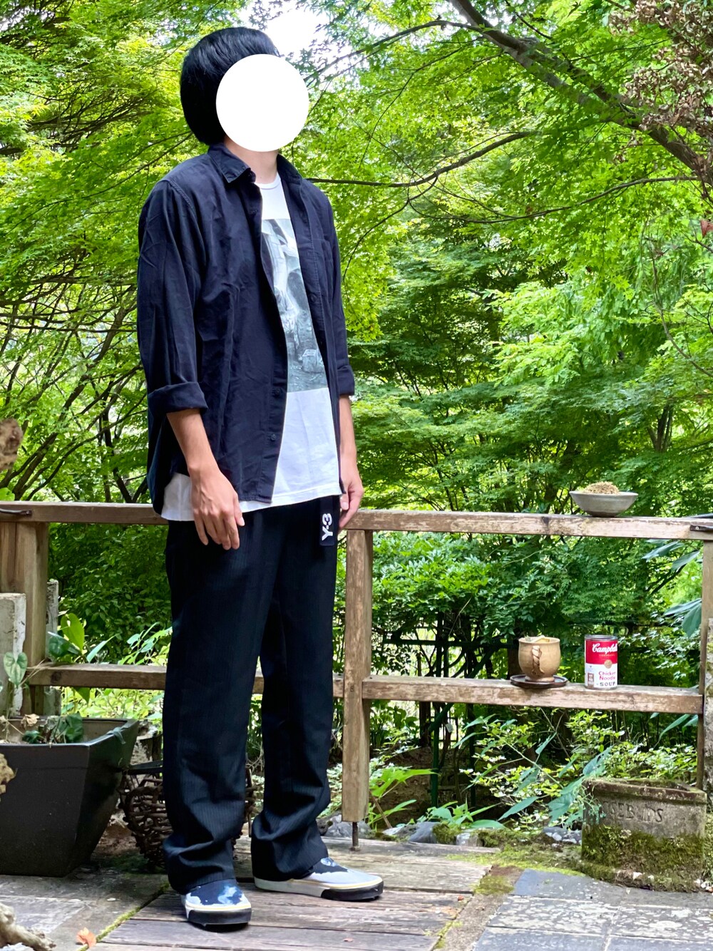 ブラック系のシャツ/ブラウス、ホワイト系のTシャツ/カットソー、ブラック系のスラックスを着用したメンズの夏コーディネートの1枚目の写真