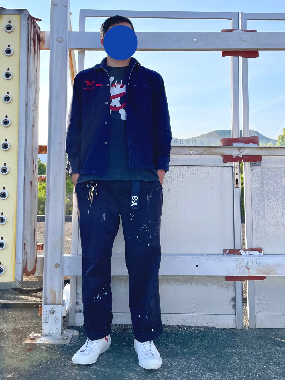 ブルー系のシャツ/ブラウス、ブラック系のTシャツ/カットソー、パープル系のチノパンツを着用したメンズの春コーディネートの1枚目の写真