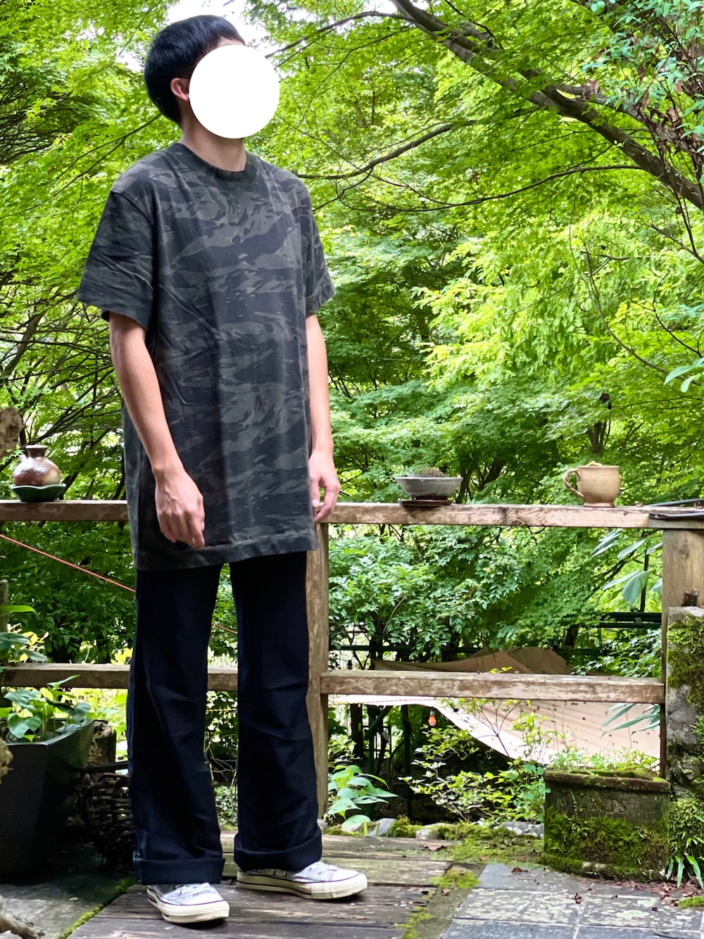ブラック系のTシャツ/カットソー、ブラック系のパンツ、ホワイト系のスニーカーを着用したメンズの秋コーディネートの1枚目の写真