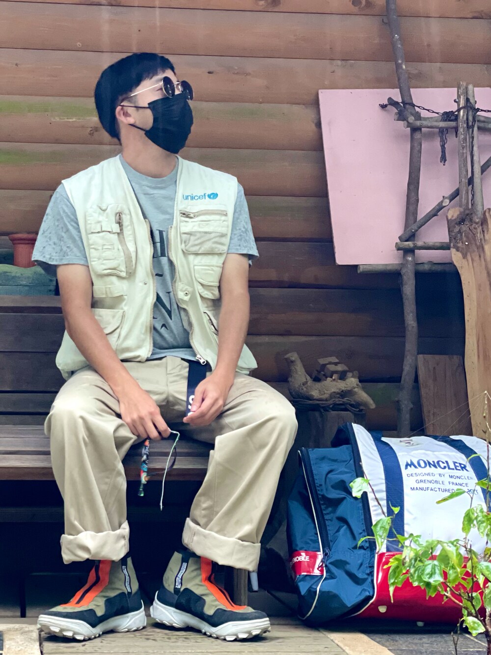 ベージュ系のベスト、グレー系のTシャツ/カットソー、ベージュ系のチノパンツを着用したメンズの夏コーディネートの1枚目の写真