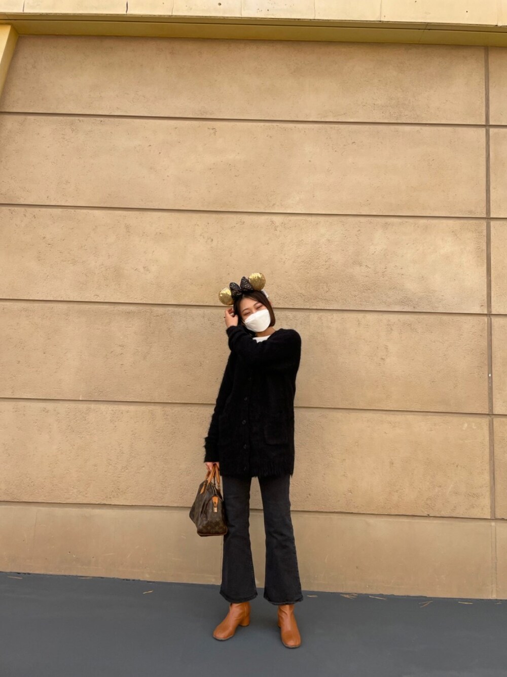 「大人カジュアル、ニット/セーター、シンプル、ゆるコーデ、ootd、休日スタイル、きれいめカジュアル、ブーツ、キレイめ、デニムパンツ」｜「TODAYFULのブラッシュモヘヤカーディガン（カーディガン/ボレロ、ブラック系）」を使った、manaさん（レディース・165cm）の秋コーディネートの1枚目の写真