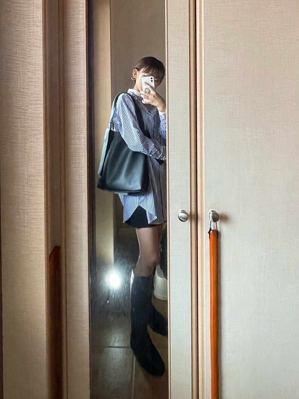 「オトナカワイイ、おしゃれさんと繋がりたい、シンプルコーデ、秋のコーデ、大人コーデ、オトナカジュアル、シャツコーデ、ロングブーツ」｜「ZARAのアイテム（パンツ、ブラック系）」を使った、manaさん（レディース・165cm）の秋コーディネートの1枚目の写真
