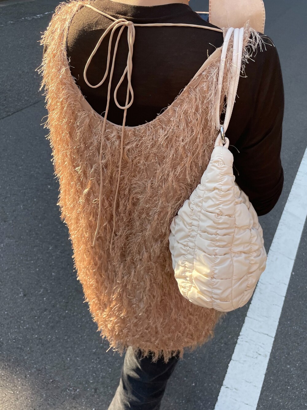 「オトナ女子、おしゃれさんと繋がりたい、ootd、大人コーデ、レイヤードスタイル、スニーカーコーデ、デニム、春夏コーデ」｜「MAISON SPECIALのシャーリングショルダーバッグ【MAISON SPECIAL/メゾンスペシャル】（ショルダーバッグ、ホワイト系）」を使った、manaさん（レディース・165cm）の春コーディネートの1枚目の写真