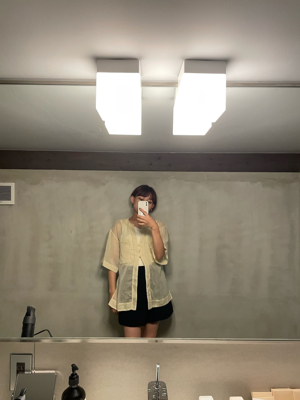 「大人かわいい、初秋コーデ、パンツスタイル、ブラック、お洒落さんとつながりたい、シアートップス、ショートパンツ、高身長コーデ」｜「TODAYFULのオーガンジーチャイナシャツ（シャツ/ブラウス、ベージュ系）」を使った、manaさん（レディース・165cm）の秋コーディネートの1枚目の写真