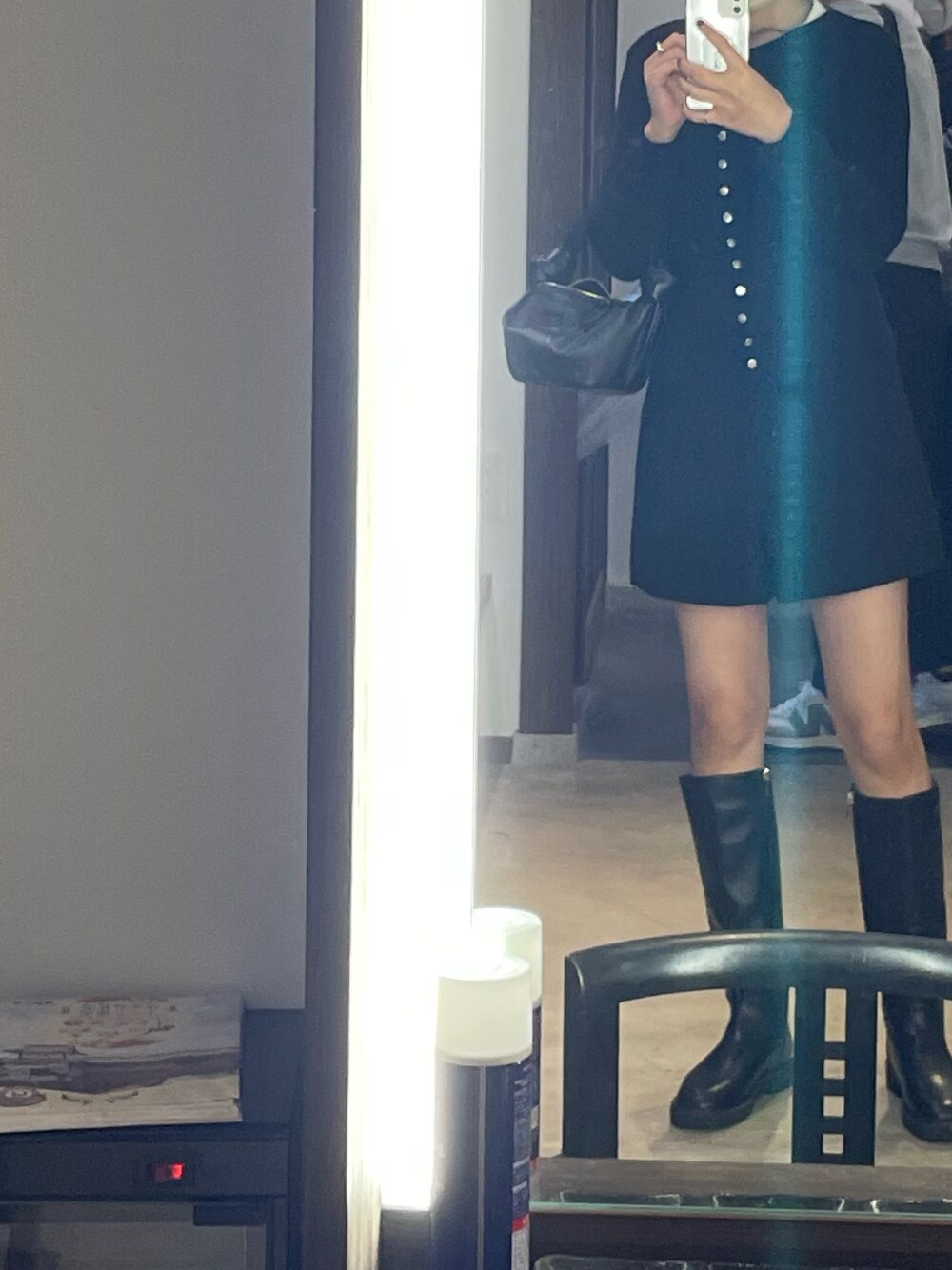 「秋ルック紹介するよ、秋服コーデ、大人女子、パンツスタイル、シンプル、おしゃれさんと繋がりたい、大人かわいい、きれいめカジュアル、モノトーン、黒、高身長コーデ、ロングブーツ、ショートパンツ」｜「BOTTEGA VENETAのアイテム（バッグ、ブラック系）」を使った、manaさん（レディース・165cm）の秋コーディネートの1枚目の写真