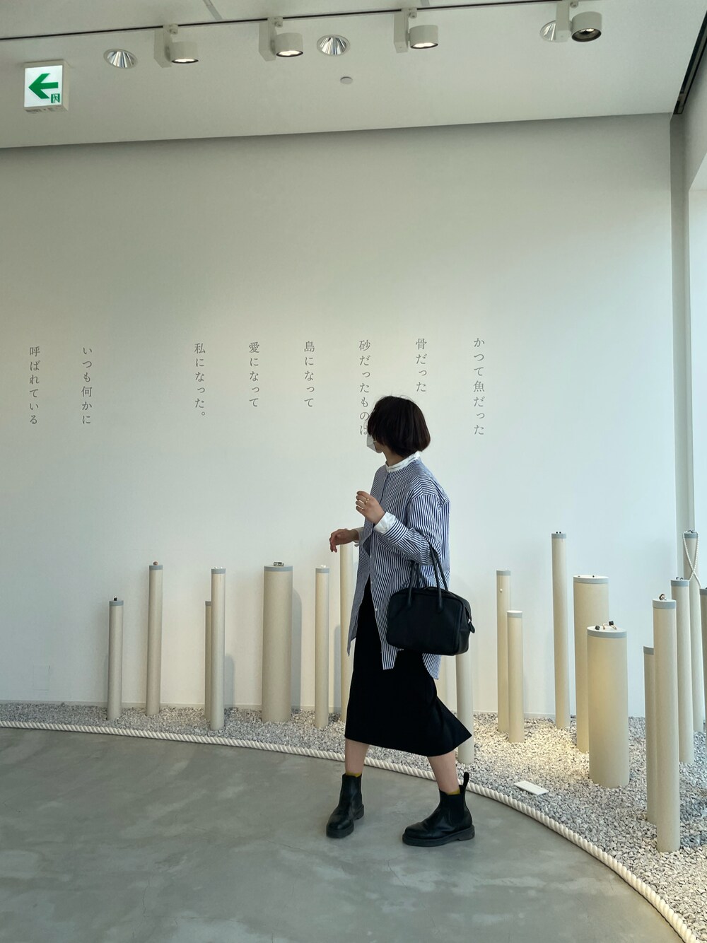 「春コーデ、ゆるコーデ、オトナ女子、お出かけコーデ、カジュアルコーデ、シンプルコーデ、ブラック、着回しコーデ、シャツスタイル」｜「UNIQLOのアイテム（スカート、ブラック系）」を使った、manaさん（レディース・165cm）の春コーディネートの1枚目の写真