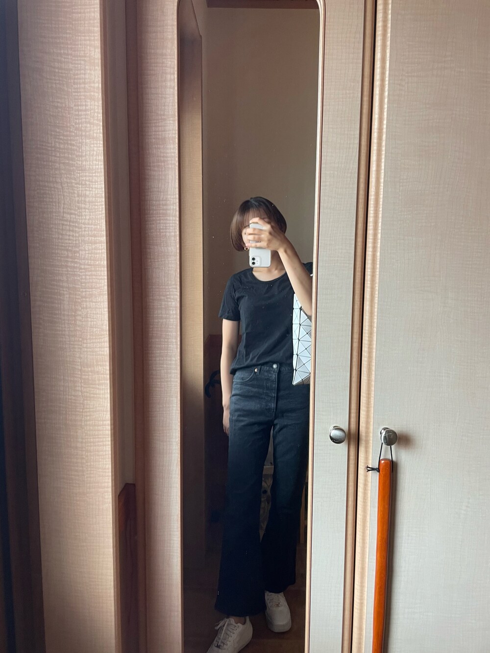 「カジュアルコーデ、シンプルコーデ、夏コーデ、ootd、オトナカワイイ、着回しコーデ、モノトーン、ブラック、モノトーンコーデ」｜「THE SHINZONEの【別注】＜Shinzone＞∴CHARLOTTE フレアデニムパンツ（デニムパンツ、ブラック系）」を使った、manaさん（レディース・165cm）の夏コーディネートの1枚目の写真