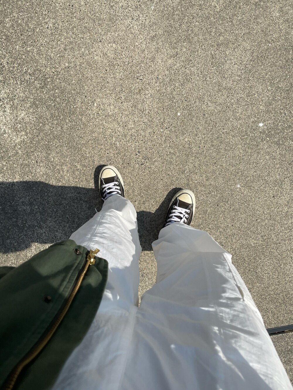 「春服みてみて、シンプルコーデ、春服、大人カジュアル、パンツスタイル、休日コーデ、ootd、お洒落さんとつながりたい、スニーカーコーデ」｜「CONVERSEのCONVERSE ALL STAR 100 GORE-TEX HI / コンバース オールスター 100 ゴアテックス HI（スニーカー、ブラック系）」を使った、manaさん（レディース・165cm）の春コーディネートの1枚目の写真