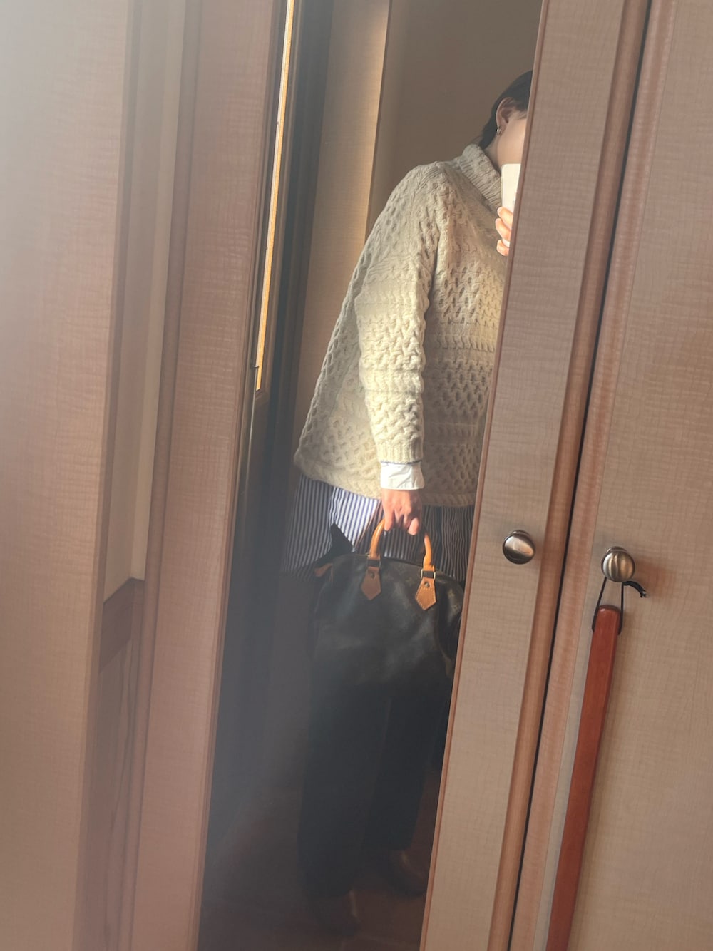 「休日スタイル、シンプルコーデ、秋冬コーデ、お洒落さんとつながりたい、オトナ女子、ootd、きれいめコーディネート、ブーツ、シンプル、レイヤードスタイル、ビッグシルエット」｜「EVOLの【EVOL】センターシームブーツ IR9611（ブーツ、ブラウン系）」を使った、manaさん（レディース・165cm）の冬コーディネートの1枚目の写真