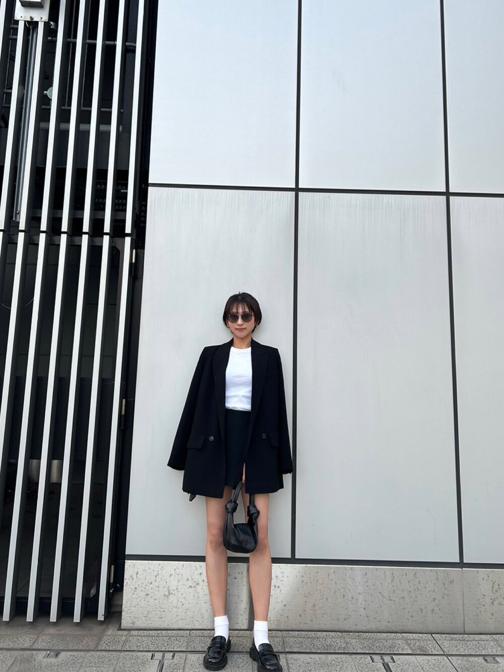 「お出かけコーデ、オトナカジュアル、シンプル、モノトーン、大人かわいい、ローファー、ブラックコーデ、ブラック、高身長女子、おしゃれさんと繋がりたい、ZARA、お出かけコーデ日記」｜「ZARAのアイテム（パンツ、ブラック系）」を使った、manaさん（レディース・165cm）の春コーディネートの1枚目の写真