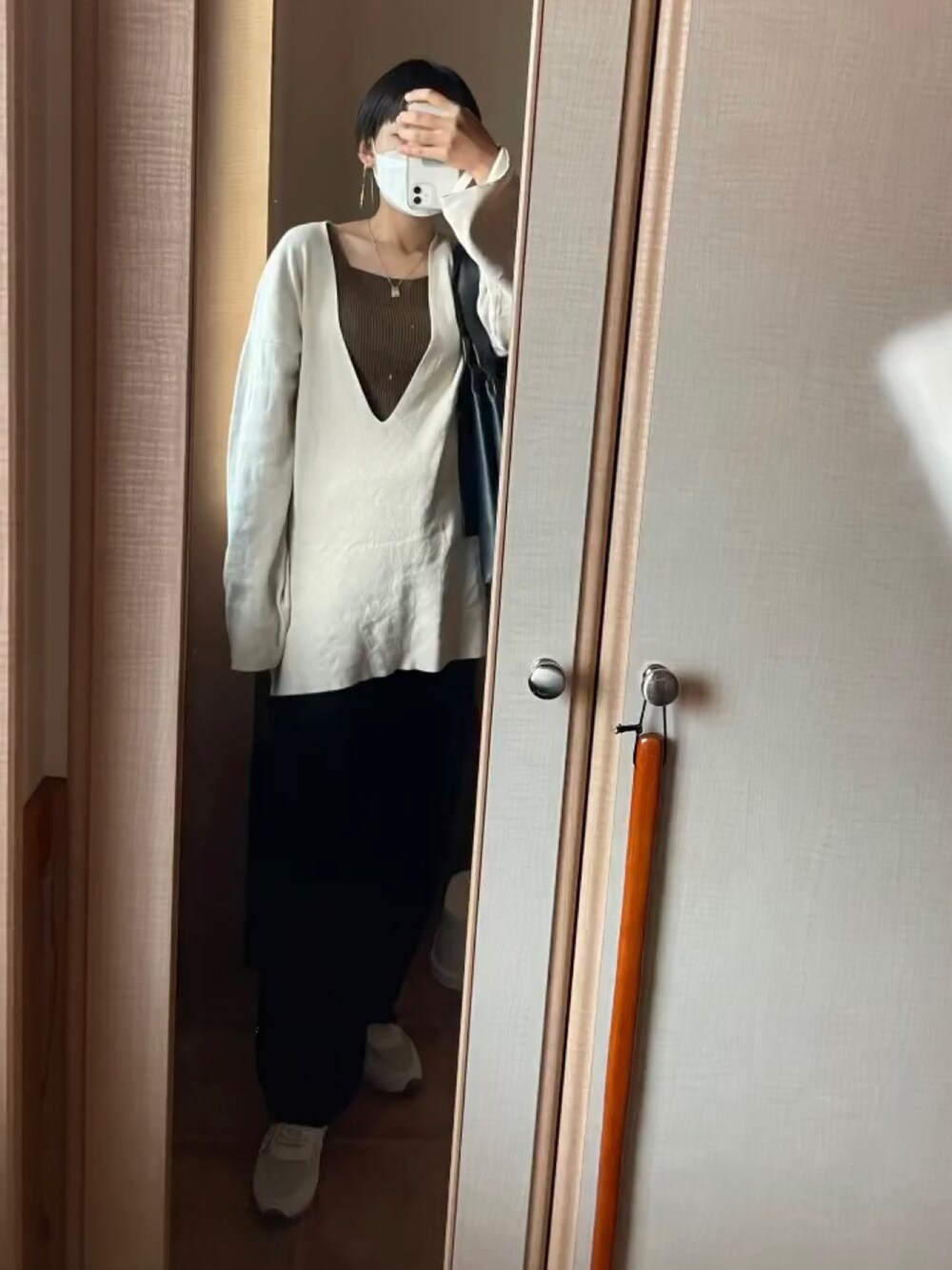 「秋のコーデ、休日スタイル、大人コーデ、キレイめ、高身長女子、スニーカー、ニット、大人カジュアル、ユニクロ、高身長コーデ、スラックス、シンプル、リラックススタイル」｜「TODAYFULのウォッシュドVネックニット（ニット/セーター、ホワイト系）」を使った、manaさん（レディース・165cm）の秋コーディネートの1枚目の写真