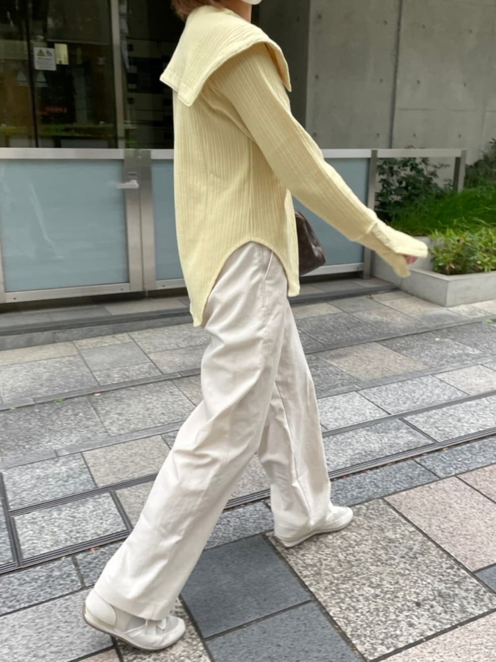 「秋冬コーデ、ラブアンドピース2021、シンプル、カジュアルコーデ、パンツスタイル、おしゃれさんと繋がりたい、大人ガーリー、スニーカーコーデ、ootd」｜「MAISON SPECIALのビッグセーラーカラートップス【MAISON SPECIAL/メゾンスペシャル】（Tシャツ/カットソー、イエロー系）」を使った、manaさん（レディース・165cm）の秋コーディネートの1枚目の写真