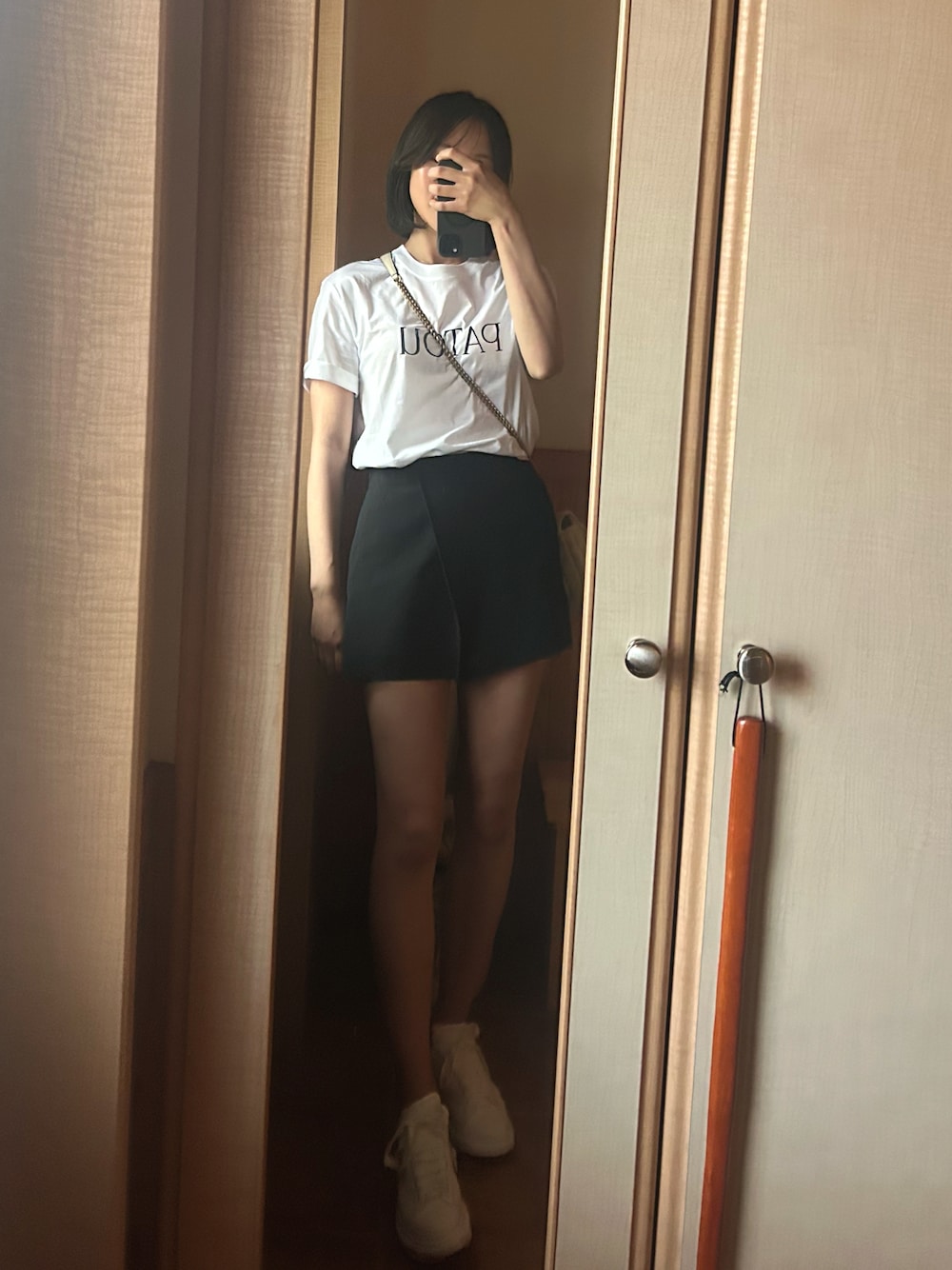 「夏コーデ、オトナ女子、シンプルコーデ、お出かけコーデ、休日スタイル、夏だ！Tシャツ着よう！、モノトーンコーデ、ロゴT」｜「Patouの＜Patou（パトゥ）＞ロゴ Tシャツ ■■■（Tシャツ/カットソー、ホワイト系）」を使った、manaさん（レディース・165cm）の夏コーディネートの1枚目の写真