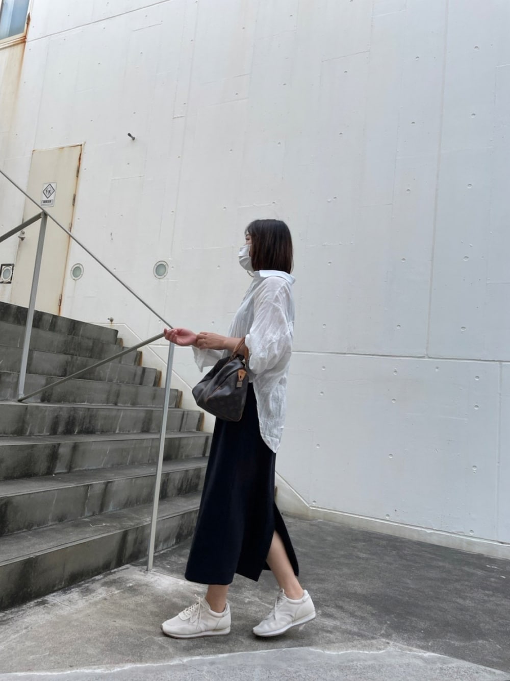 「ラブアンドピース2021、秋冬コーデ、カジュアルコーデ、シンプル、おしゃれさんと繋がりたい、スニーカーコーデ、ショートヘア、ロングワンピース、高身長女子、オトナ女子」｜「TODAYFULのペンシルパイルドレス（ワンピース、ブラック系）」を使った、manaさん（レディース・165cm）の秋コーディネートの1枚目の写真