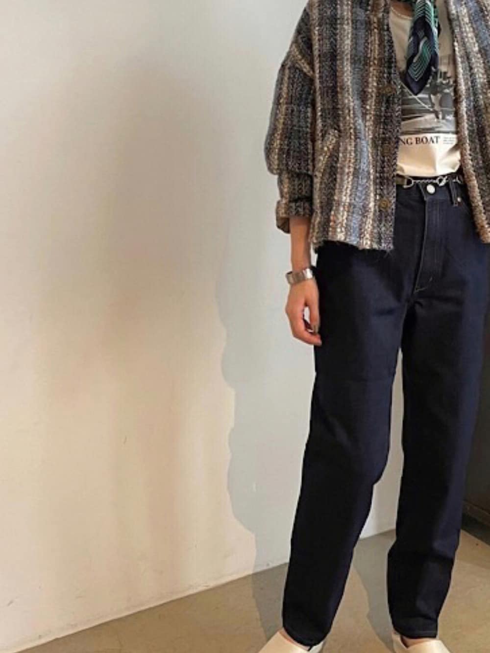 「スニーカー、カジュアル、シンプル、Tシャツ、秋のコーデ、ストリート、オトナカジュアル、ヴィンテージ、スカーフ、number吉祥寺」｜「FIL DE FERの11.5oz デニム　テーパードパンツ（デニムパンツ、ブルー系）」を使った、ritz.さん（レディース・163cm）の秋コーディネートの1枚目の写真