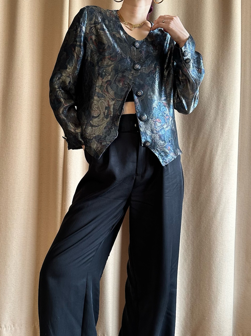「春服コーデ、ジャケット、シルク、シャツスタイル、柄シャツ、vintage、古着MIX、古着コーデ、古着屋コレンテ」｜「online storeのCOLLENTE VINTAGE (オンラインストア)（その他、その他）」を使った、COLLENTE(yuco)さん（レディース・169cm）の春コーディネートの1枚目の写真