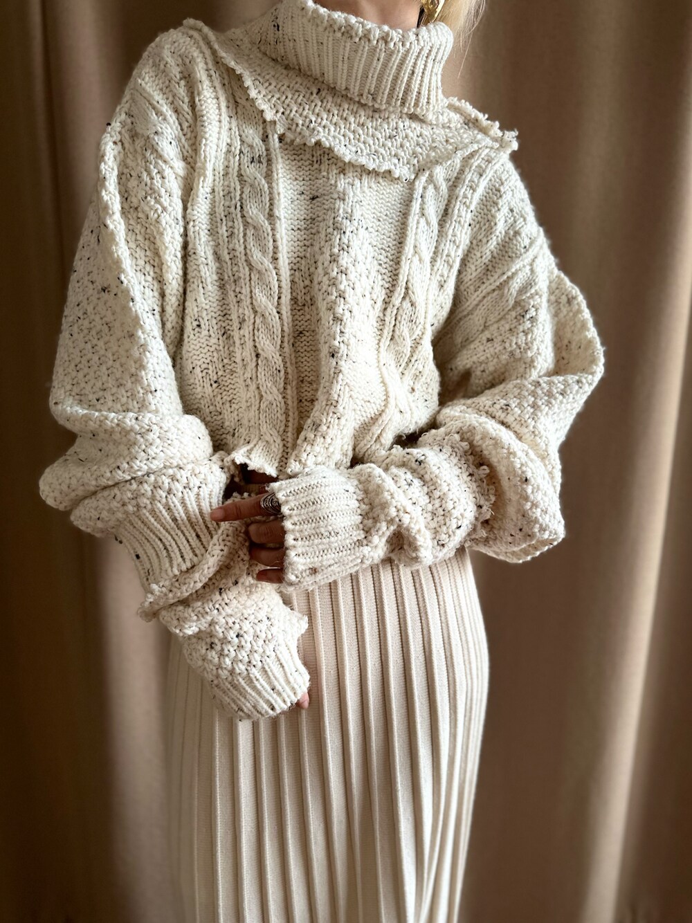 ホワイト系のニット/セーター、その他のその他、その他のその他を着用したレディースの秋コーディネートの1枚目の写真