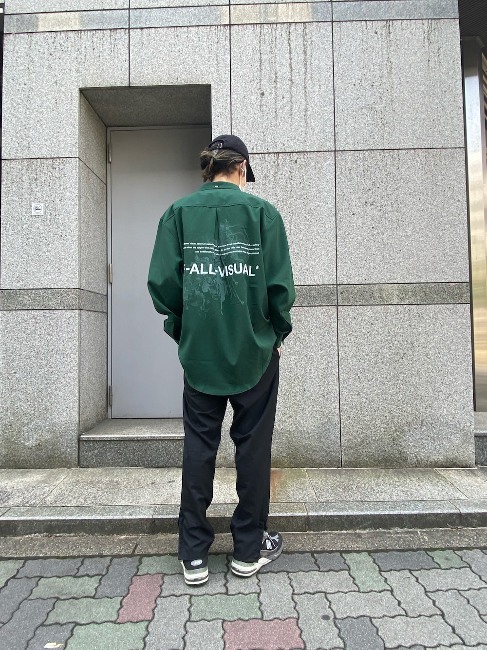「スニーカー、New Balance、スラックス、LHP、大人カジュアル、スニーカーコーデ、きれいめカジュアル、CINOH、A4A」｜「A4AのA4A/エーフォーエー/グラフィックプリントシャツ（シャツ/ブラウス、グリーン系）」を使った、shintaro itoさん（メンズ・173cm）の春コーディネートの1枚目の写真