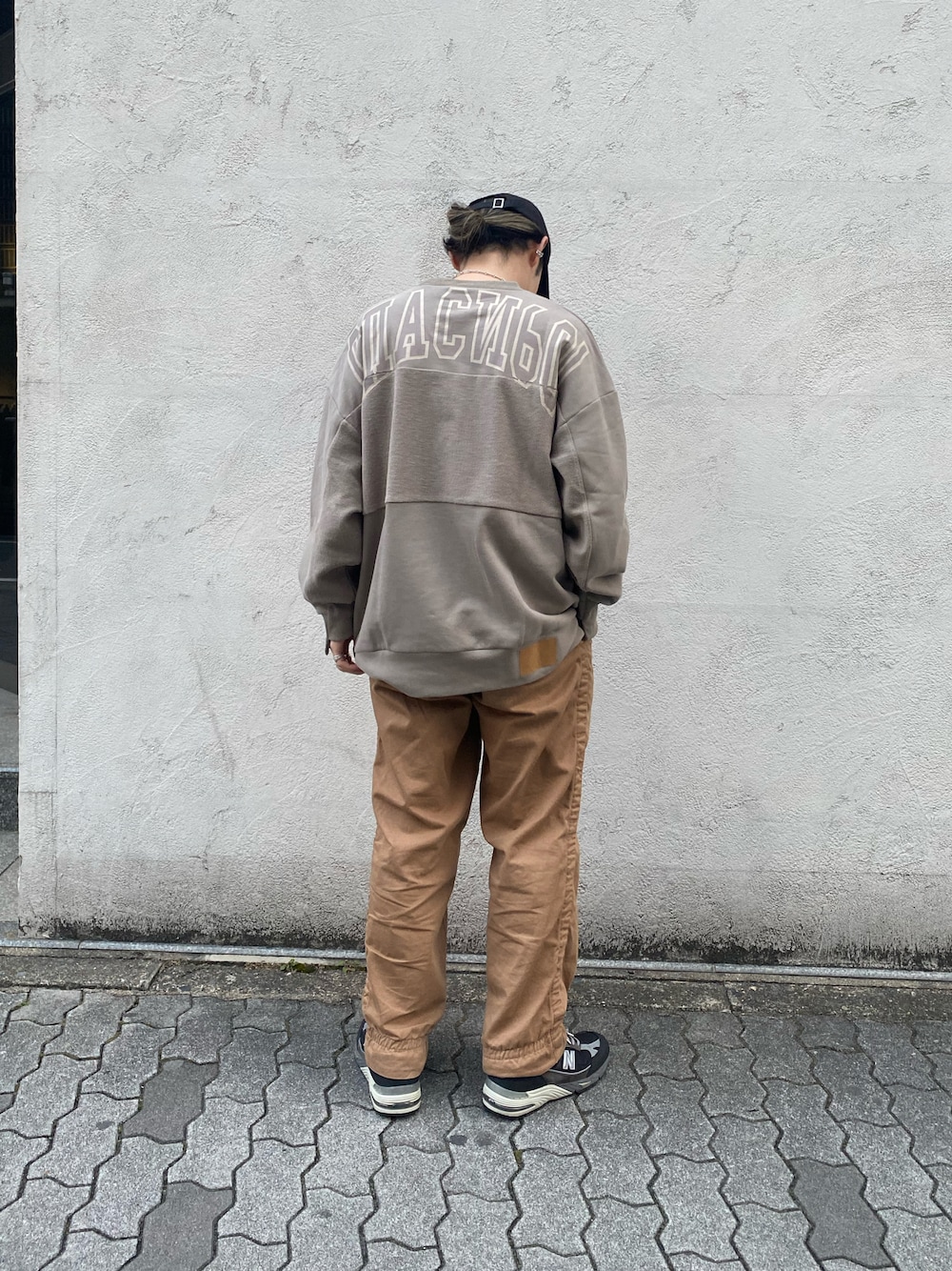 「カジュアル、シンプル、New Balance、kolor / BEACON、LHP、Danke schon、休日スタイル、ワイドパンツ、春、リラックススタイル」｜「DANKE SCHONのDankeSchon/ダンケシェーン/クルーネックリメイクスウェット（スウェット、ベージュ系）」を使った、shintaro itoさん（メンズ・173cm）の春コーディネートの1枚目の写真