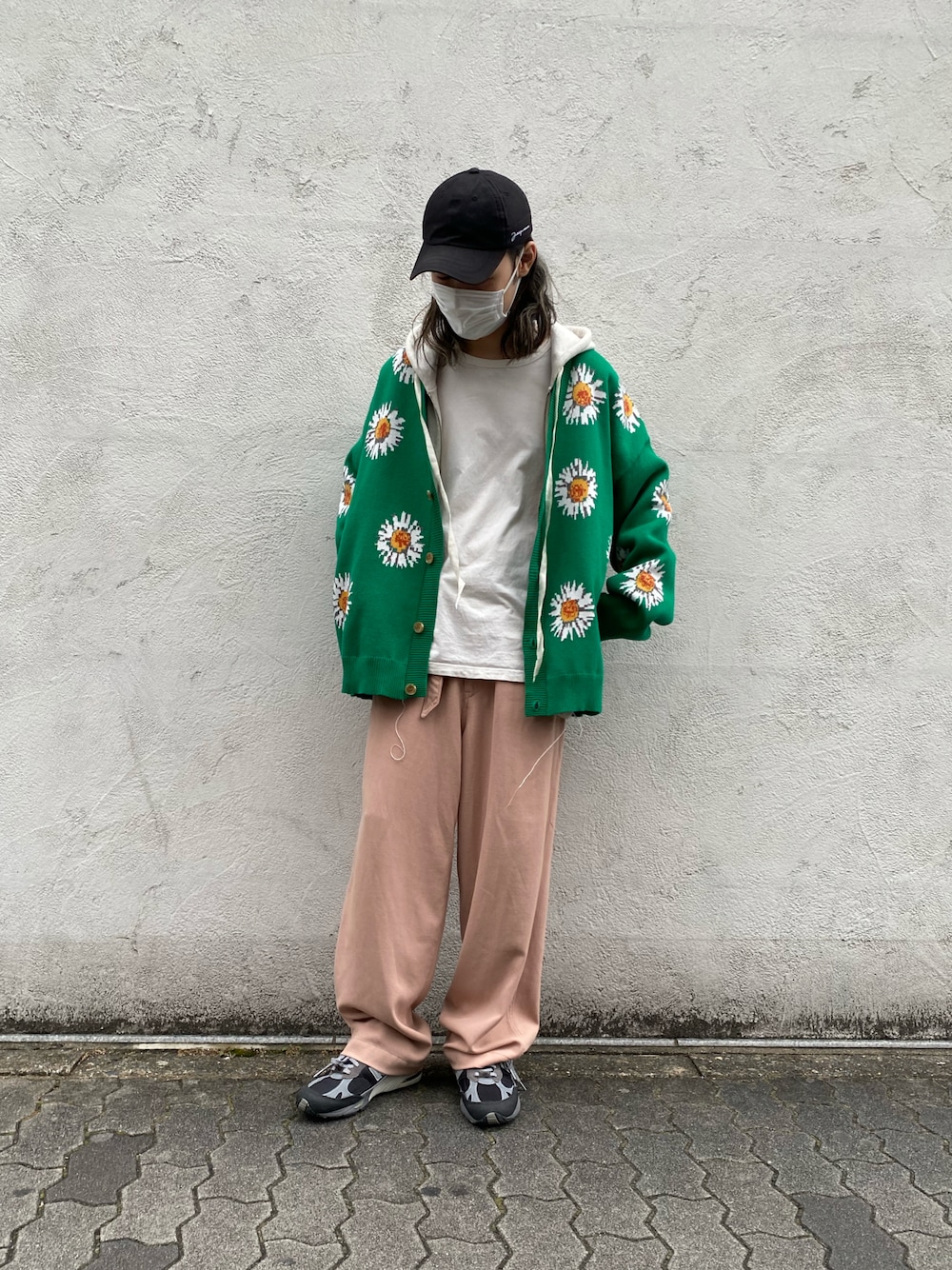 「カジュアル、New Balance、LHP、キレイめ、春アウター、春、リラックススタイル、春夏コーデ、WHITELAND BLACKBURN、saby」｜「WHITELANDのWHITELAND/ホワイトランド/デイジージャガードカーディガン（カーディガン/ボレロ、グリーン系）」を使った、shintaro itoさん（メンズ・173cm）の春コーディネートの1枚目の写真