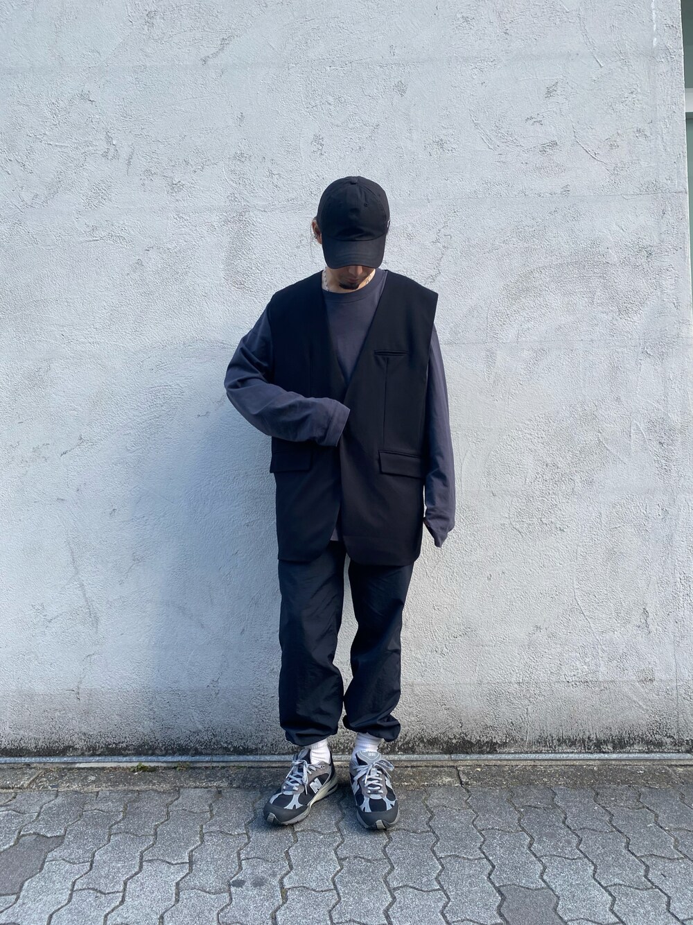 「LHP、Danke schon、ennoy、New Balance、春、キレイめ、春夏コーデ、リラックススタイル」｜「DANKE SCHONのDankeSchon/ダンケシェーン/ノースリーブジャケット（ベスト、ブラック系）」を使った、shintaro itoさん（メンズ・173cm）の春コーディネートの1枚目の写真