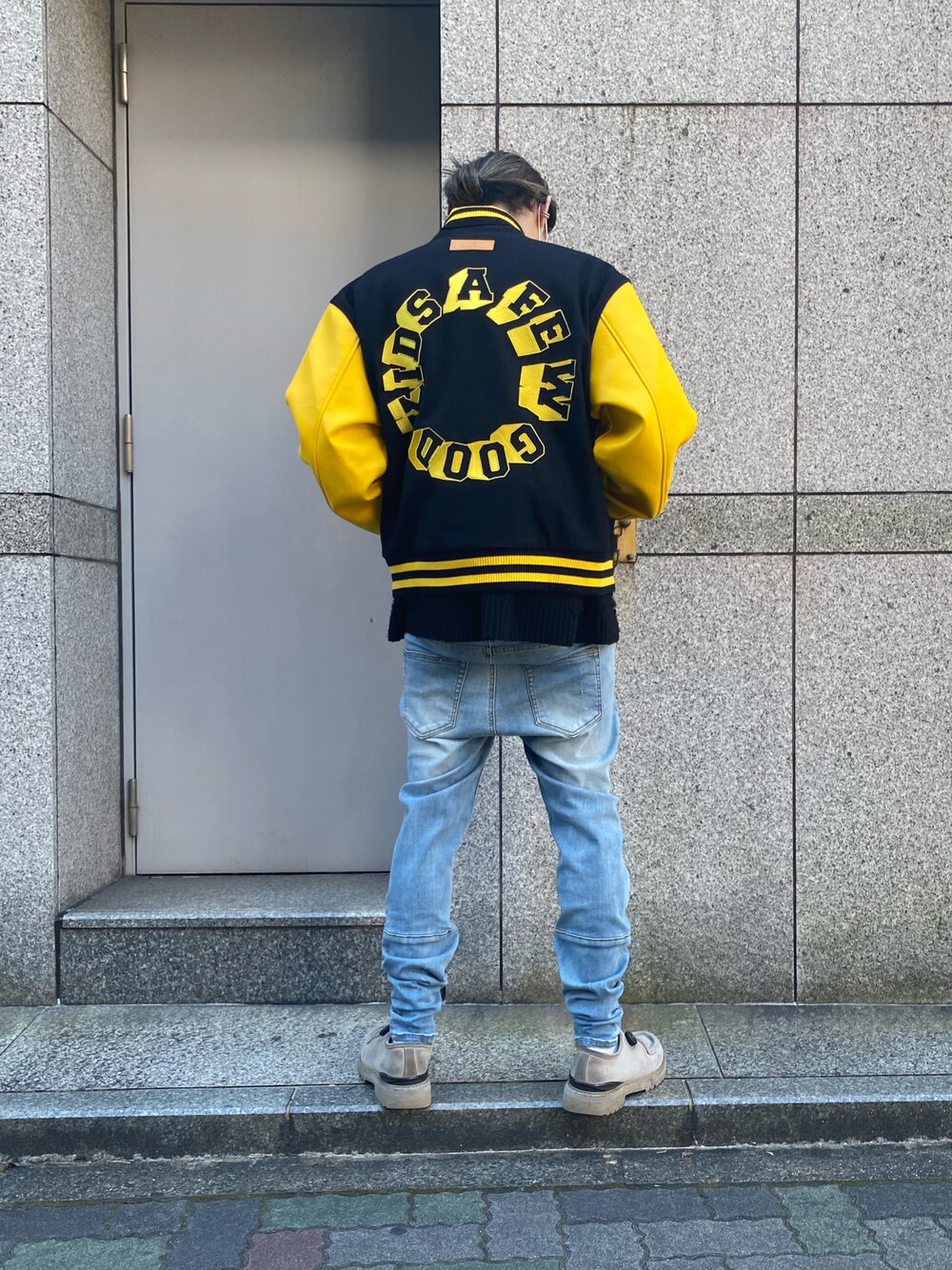 「ブルゾン、ビッグシルエット、スタジャン、LHP、冬コーデ、オーバーサイズ、Danke schon、カジュアルコーデ、afewgoodkids、afgk」｜「DANKE SCHONのDankeSchon/ダンケシェーン/Side Zip Skinny Pants（デニムパンツ、ブルー系）」を使った、shintaro itoさん（メンズ・173cm）の秋コーディネートの1枚目の写真
