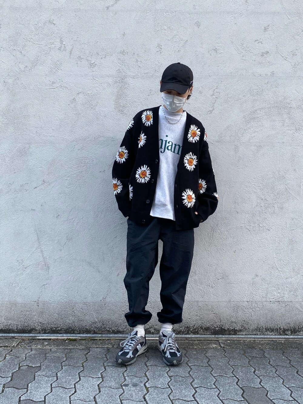 「ニット、カジュアル、New Balance、LHP、休日スタイル、リラックススタイル、春コーデ、カジュアルコーデ、WHITELAND BLACKBURN、ennoy」｜「WHITELANDのWHITELAND/ホワイトランド/DAISY CARDIGAN/デイジーカーディガン（カーディガン/ボレロ、ブラック系）」を使った、shintaro itoさん（メンズ・173cm）の冬コーディネートの1枚目の写真
