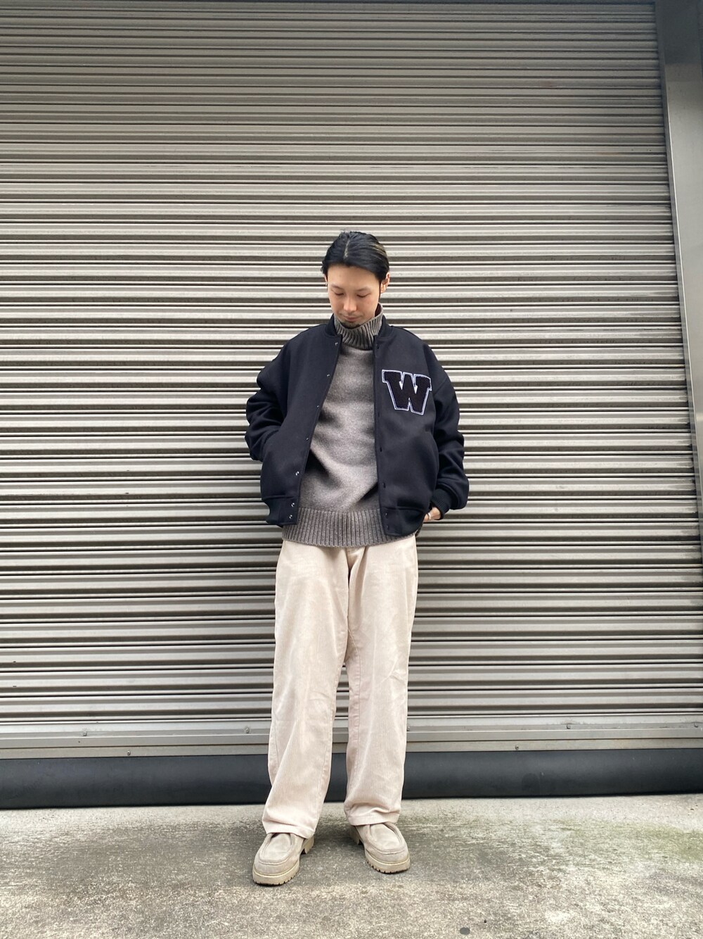 「ビッグシルエット、コーデュロイ、シンプル、ブラック、LHP、きれいめカジュアル、冬服、CINOH、WHITELAND BLACKBURN、秋冬コーデ」｜「WHITELANDのWHITELAND/ホワイトランド/メルトンボンバージャケット（ブルゾン、ブラック系）」を使った、shintaro itoさん（メンズ・173cm）の冬コーディネートの1枚目の写真