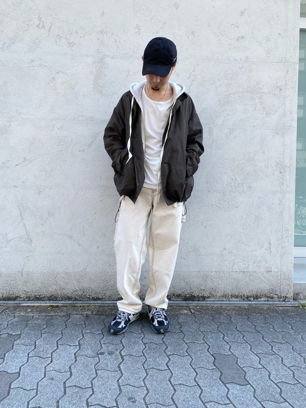 「カジュアル、ベージュ、New Balance、LHP、カーキ、スニーカーコーデ、Danke schon、driesvannoten、ラフ、春コーデ」｜「DANKE SCHONのDankeSchon/ダンケシェーン/ステッチペインターパンツ（その他パンツ、ホワイト系）」を使った、shintaro itoさん（メンズ・173cm）の冬コーディネートの1枚目の写真
