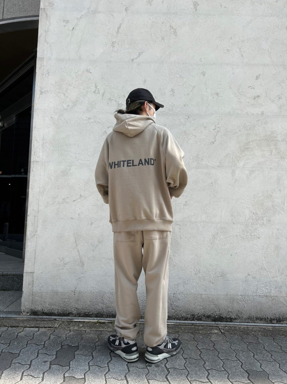 「パーカー、New Balance、LHP、ラフ、休日コーデ、春服、春カラー、セットアップスタイル、ストリートコーデ、WHITELAND BLACKBURN」｜「WHITELANDのアイテム（パーカー、ベージュ系）」を使った、shintaro itoさん（メンズ・173cm）の春コーディネートの1枚目の写真