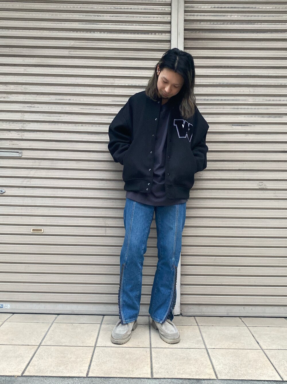「アウター、ビッグシルエット、LHP、デニムパンツ、冬服、ストリートMIX、ゆるコーデ、WHITELAND BLACKBURN、y/project」｜「WHITELANDのWHITELAND/ホワイトランド/メルトンボンバージャケット（ブルゾン、ブラック系）」を使った、shintaro itoさん（メンズ・173cm）の秋コーディネートの1枚目の写真