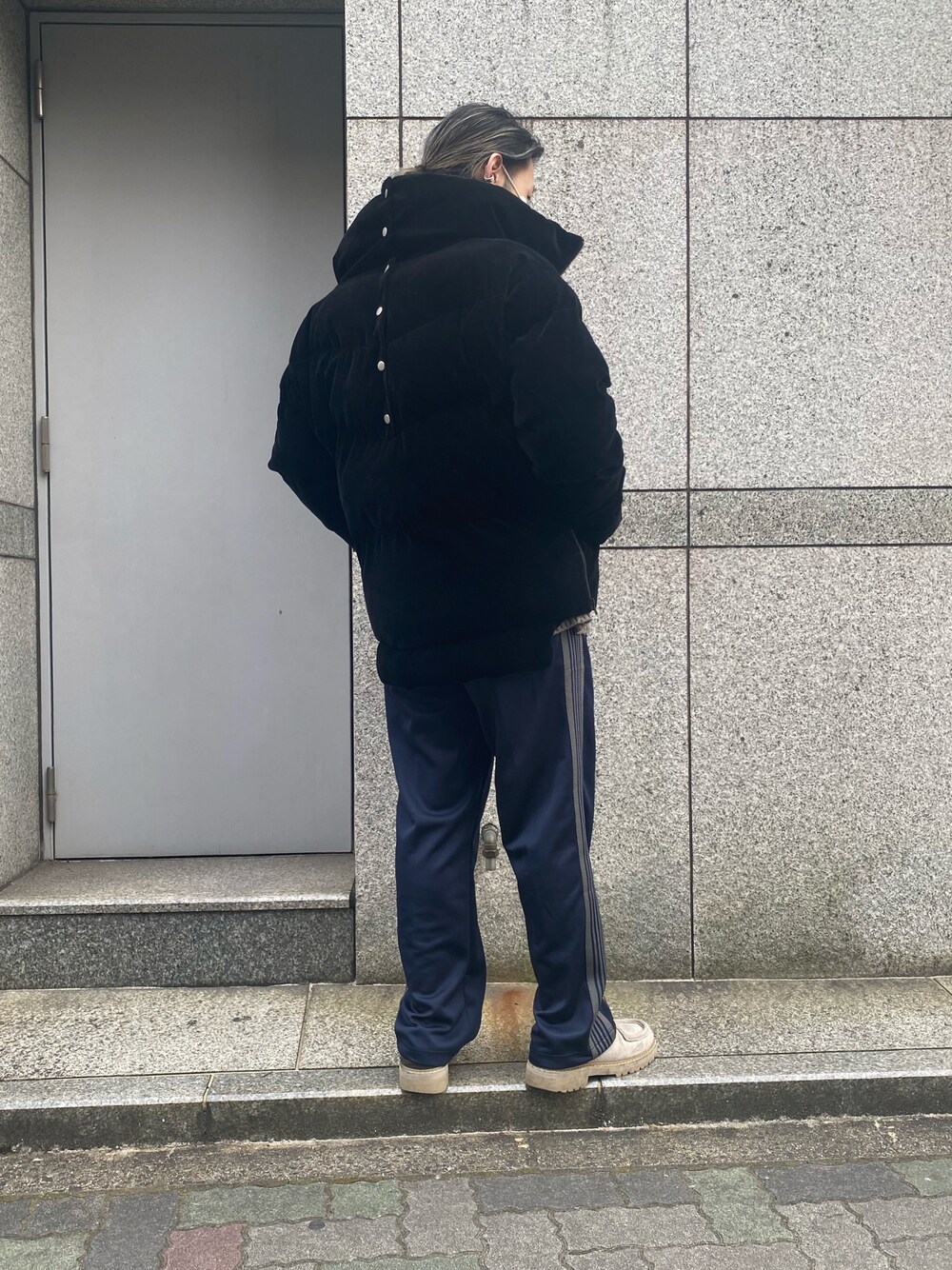 「シンプル、ブラック、LHP、オーバーサイズ、Danke schon、大人コーデ、NEEDLES、ストリートコーデ、冬アウター」｜「Needlesのアイテム（その他パンツ、ブルー系）」を使った、shintaro itoさん（メンズ・173cm）の秋コーディネートの1枚目の写真