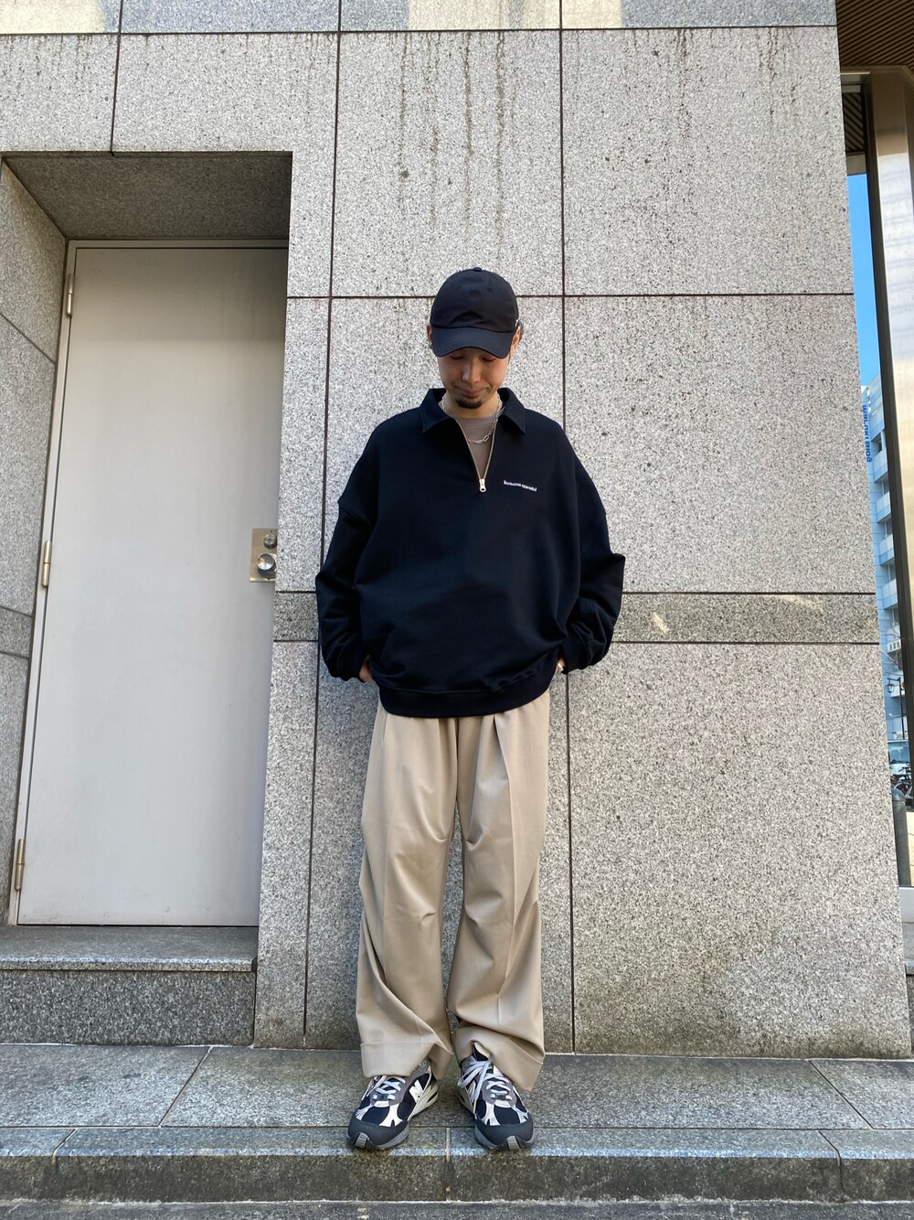 「ビッグシルエット、New Balance、ストリート、LHP、Danke schon、春コーデ、カジュアルコーデ、ストリートコーデ」｜「DANKE SCHONのDankeSchon/ダンケシェーン/ハーフジップスウェット（スウェット、ブラック系）」を使った、shintaro itoさん（メンズ・173cm）の冬コーディネートの1枚目の写真