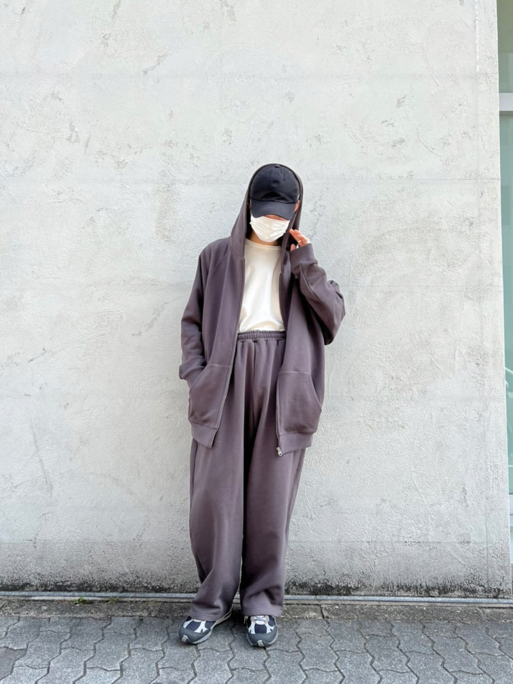 「ビッグシルエット、キャップ、ニューバランス、ストリート、LHP、ワイドパンツ、休日コーデ、春コーデ、メンズファッション、WHITELAND BLACKBURN」｜「WHITELANDのWHITELAND/ホワイトランド/WIDE SWEAT PANTS/ワイドスウェットパンツ（スウェットパンツ、グレー系）」を使った、shintaro itoさん（メンズ・173cm）の春コーディネートの1枚目の写真