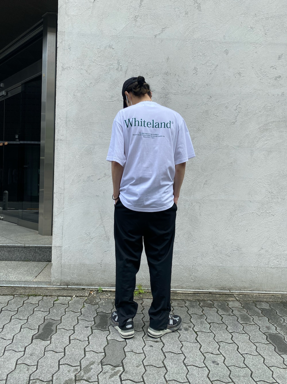 「カジュアル、New Balance、LHP、オーバーサイズ、大人カジュアル、スニーカーコーデ、フレアパンツ、春夏コーデ、CINOH、WHITELAND BLACKBURN」｜「NEW BALANCEのアイテム（スニーカー、グレー系）」を使った、shintaro itoさん（メンズ・173cm）の春コーディネートの1枚目の写真